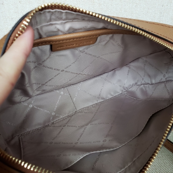 🌺NWT Michael Kors LG EW crossbody bag Vanilla MK - Picture 6 of 8